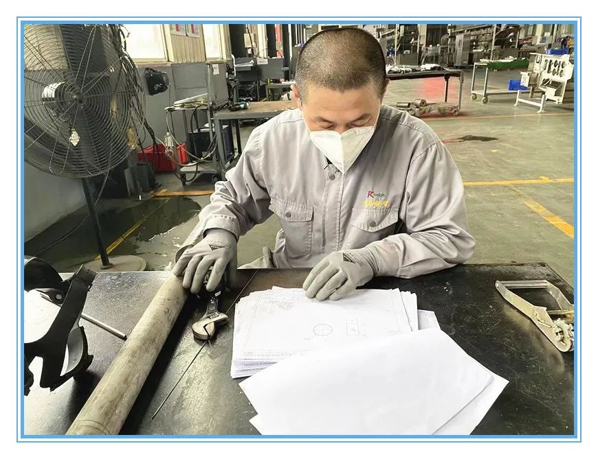 榜样的力量系列报道—午间看图纸的咸师傅